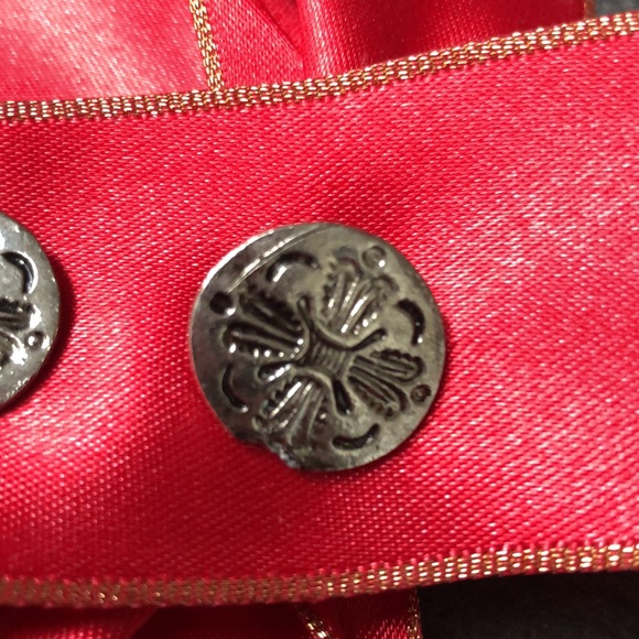 SAND DOLLAR silver tone stud earrings - Picture 3 of 5